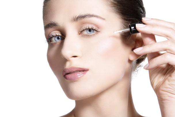 beautiful model applying a skin serum treatment  - Foto, imagen