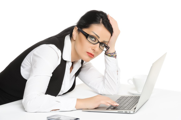 gelangweilte junge Geschäftsfrau hat Probleme mit Laptop.isolation auf weiß - Foto, Bild