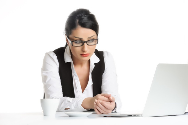 ennuyé jeune femme d'affaires a des problèmes tout en utilisant laptop.isolated sur blanc
 - Photo, image