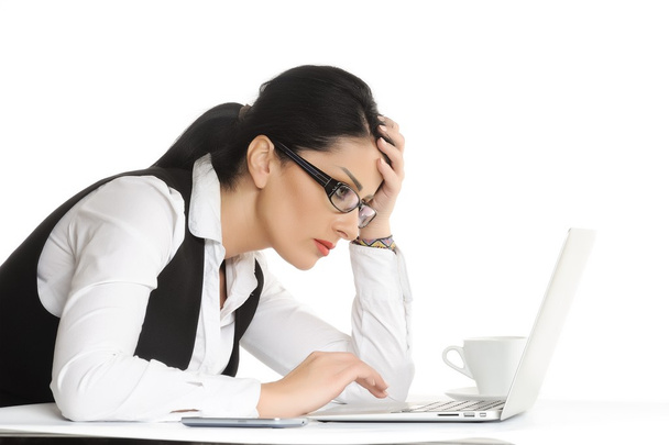 znuděný mladá podnikatelka má problémy při používání laptop.isolated na bílém pozadí - Fotografie, Obrázek