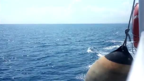 Guardabarros en barco móvil
 - Metraje, vídeo