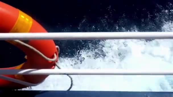 Rettungsboje befindet sich an der Seite eines Bootes - Filmmaterial, Video