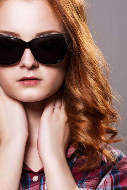 Nahaufnahme Porträt eines schönen jungen rothaarigen Mädchens mit Sonnenbrille - Foto, Bild