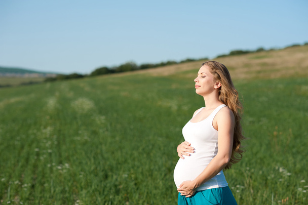 Szczęśliwa kobieta w ciąży - Zdjęcie, obraz