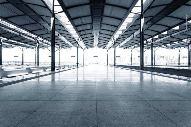 鉄道駅プラットフォームの空床 - 写真・画像