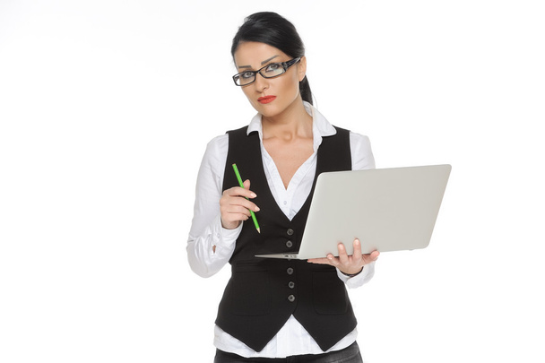 Positieve zakenvrouw met potlood en map op witte geïsoleerde achtergrond - Foto, afbeelding