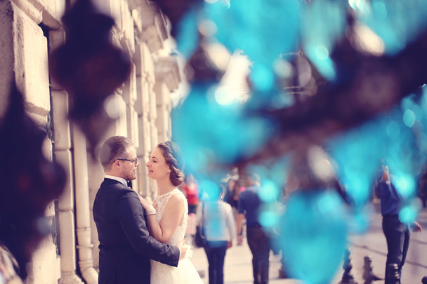Bride and groom embracing in the city - 写真・画像