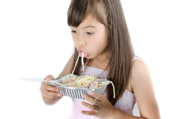 Маленькая девочка ест спагетти - Фото, изображение