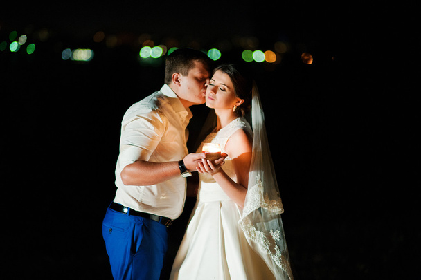 matrimonio felice di notte con candele
 - Foto, immagini