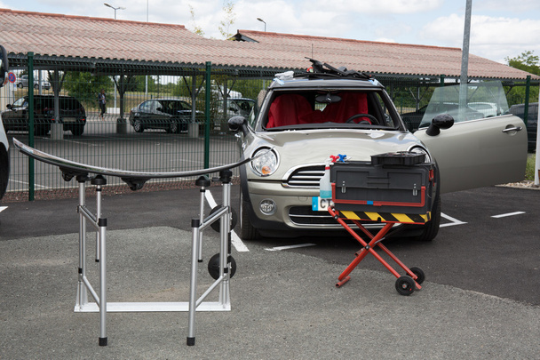 Autó Asztalos munkavállaló szétszerelnék szélvédő - Fotó, kép