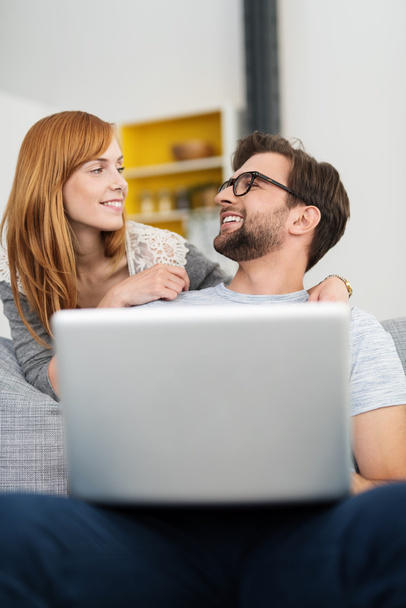 Couple with Laptop Smiling at Each Other - Foto, Bild