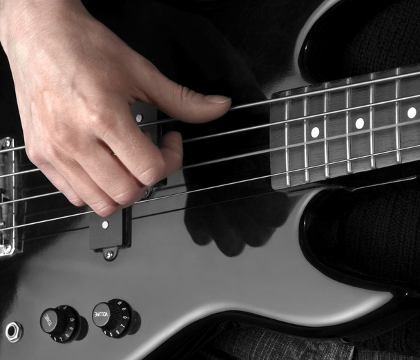 Hand on bass guitar - 写真・画像