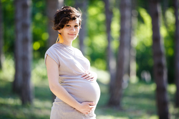 kobiety w ciąży w parku - Zdjęcie, obraz