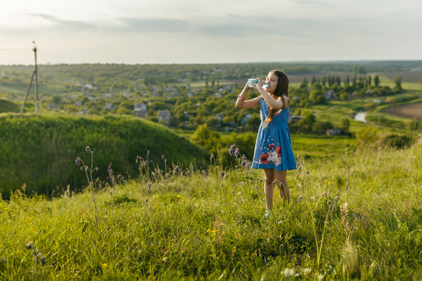 little girl drinks mineral water - Fotografie, Obrázek