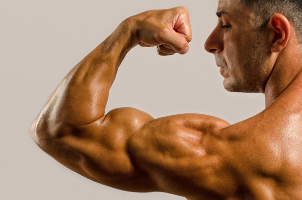 Close up on a bodybuilder biceps,shoulder,arm - Foto, imagen