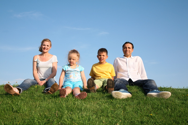 Sitting family grass sky - Foto, afbeelding