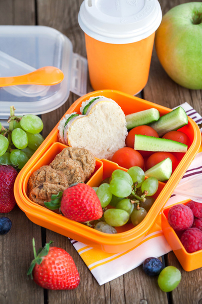 Lunchbox mit Sandwich, Keksen, Gemüse und Obst - Foto, Bild