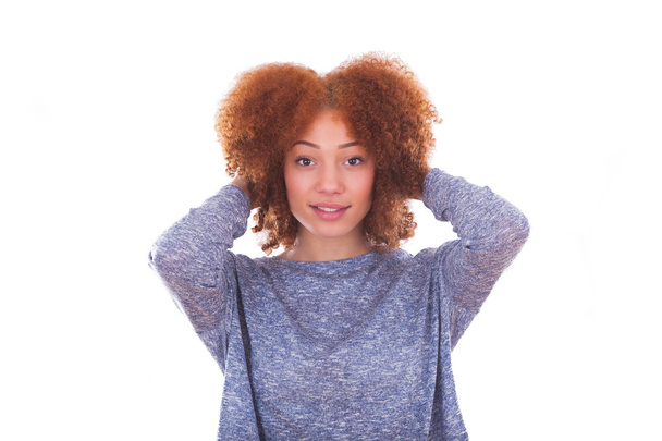 africano americano adolescente chica sosteniendo su rizado cabello isol
 - Foto, imagen