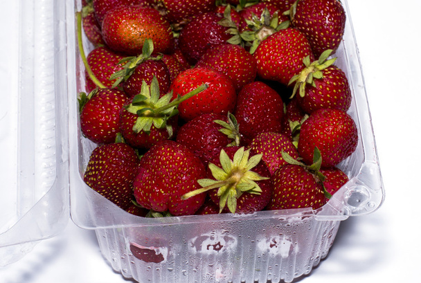 Čerstvé červené jahody v plastové nádobě - Fotografie, Obrázek