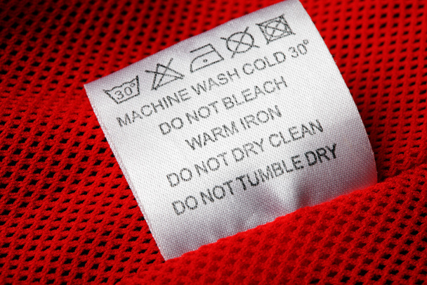 Etiqueta de cuidados de lavandaria no fundo branco
 - Foto, Imagem