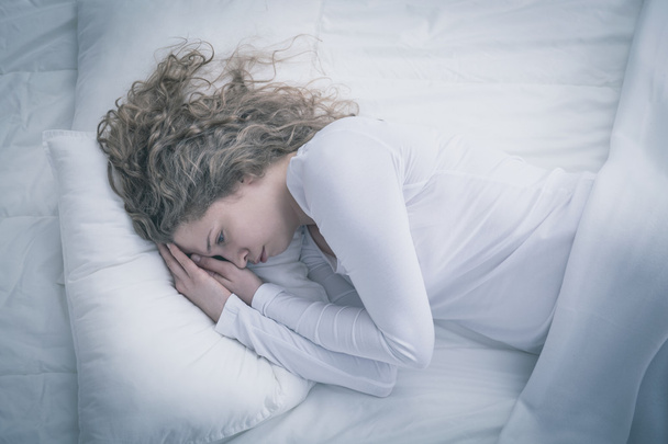Mulher com depressão na cama
 - Foto, Imagem