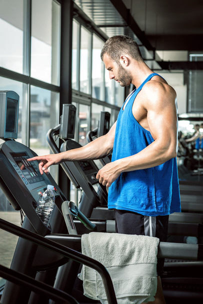 Man setting treadmill - Foto, afbeelding