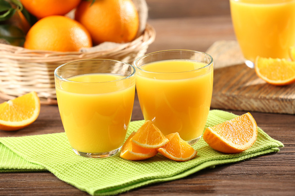 Orangensaft auf dem Tisch in Großaufnahme - Foto, Bild