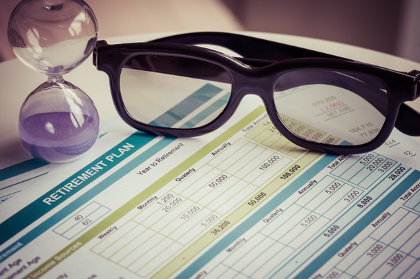 Planejamento da aposentadoria com óculos e ampulheta, conceito de negócio
 - Foto, Imagem