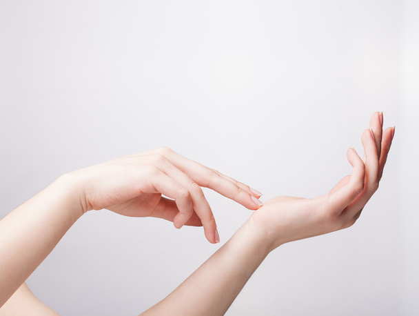 manos de mujer con uñas de manicura francesas aisladas en un respaldo blanco
 - Foto, imagen