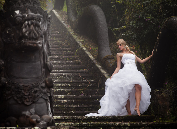 bride in fairy park in Bali - Foto, afbeelding