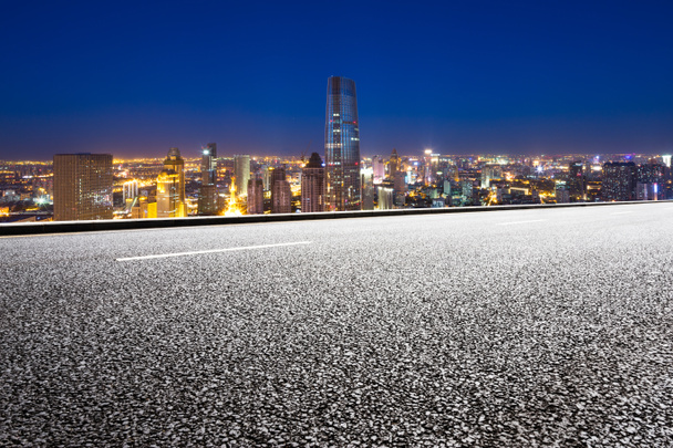 estrada vazia com skyline cidade moderna - Foto, Imagem