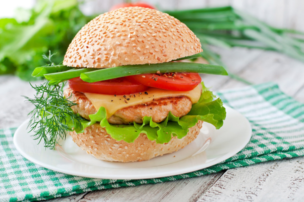 Сэндвич с куриным бургером и овощами
 - Фото, изображение