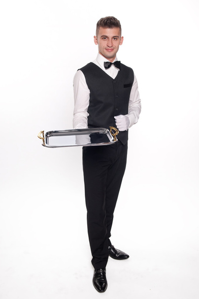 υπεροπτική σερβιτόρος κρατώντας ένα κενό δίσκο για να τοποθετήσετε το προϊόν σας - Φωτογραφία, εικόνα