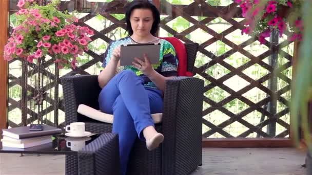Νεαρή γυναίκα χρησιμοποιώντας υπολογιστή δισκίο εκτός - Πλάνα, βίντεο
