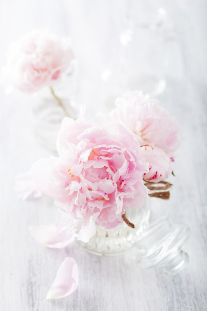 beautiful pink peony flowers bouquet in vase - 写真・画像