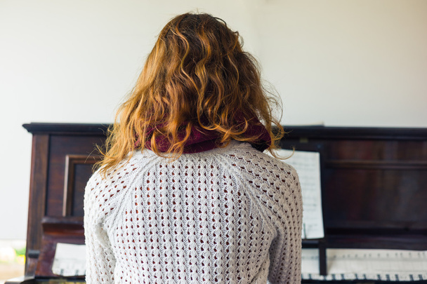 Young woman playing the piano - Foto, afbeelding