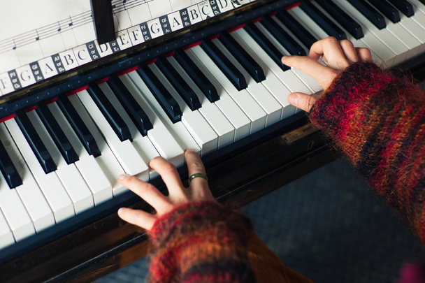 Hands of woman playing piano - Foto, Imagem