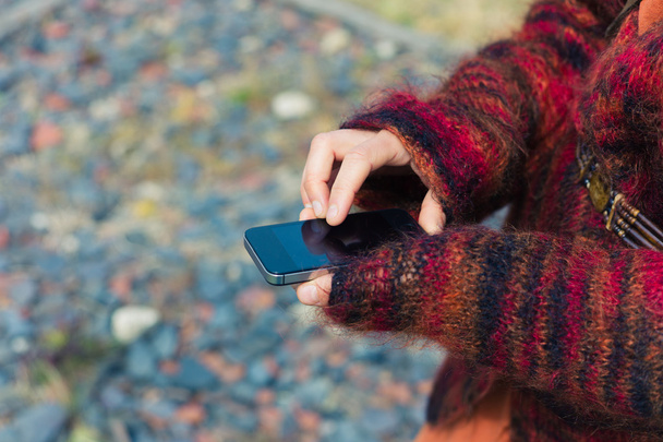 Junge Frau nutzt Smartphone im Freien - Foto, Bild