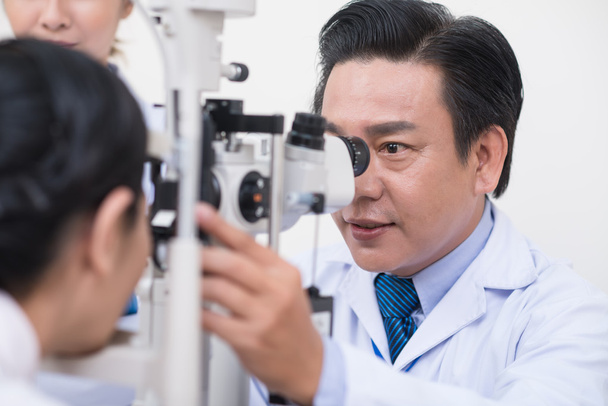médico examinando los ojos del paciente
 - Foto, Imagen