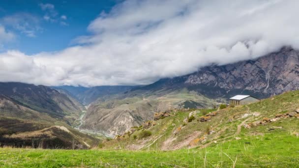 A formação e movimento de nuvens até as encostas íngremes das montanhas do Cáucaso Central picos
. - Filmagem, Vídeo