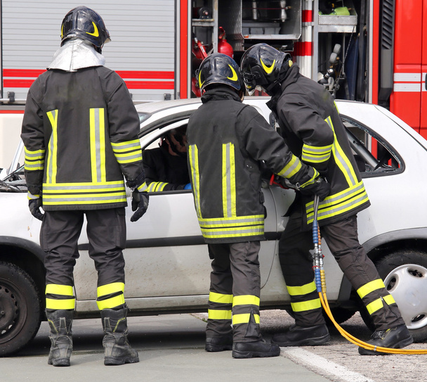 palomiehet lievittävät loukkaantunutta liikenneonnettomuuden jälkeen
 - Valokuva, kuva
