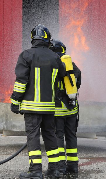 palomiehet, joilla on happipulloja tulipalossa koulutuksen aikana
  - Valokuva, kuva