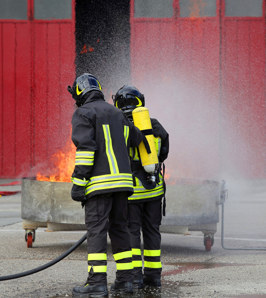 bomberos con botellas de oxígeno fuera del fuego
 - Foto, imagen