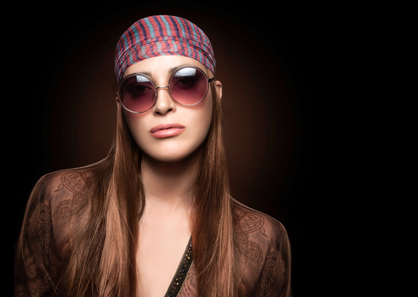 Κορίτσι της μόδας με στρογγυλά γυαλιά ηλίου. Hippie στυλ  - Φωτογραφία, εικόνα