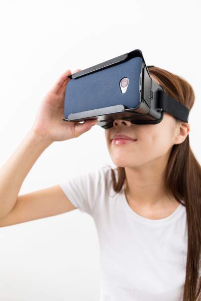 Donna che utilizza l'auricolare realtà virtuale - Foto, immagini