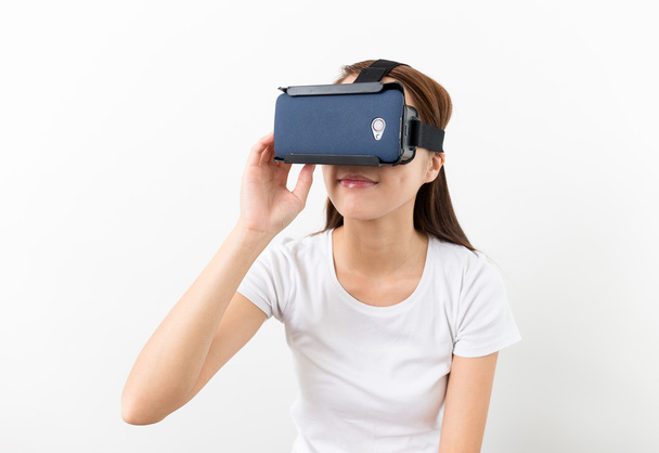Žena používající sluchátka virtuální reality - Fotografie, Obrázek