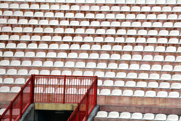 cadeiras no estádio de futebol sem o povo
 - Foto, Imagem
