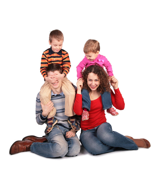 Eltern sitzen mit Kindern auf Schultern - Foto, Bild