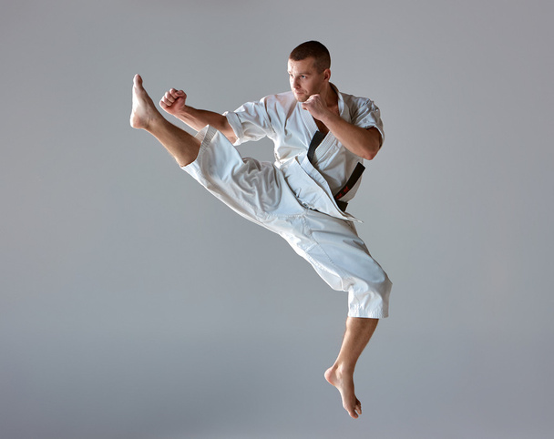 Man in white kimono training karate - Zdjęcie, obraz