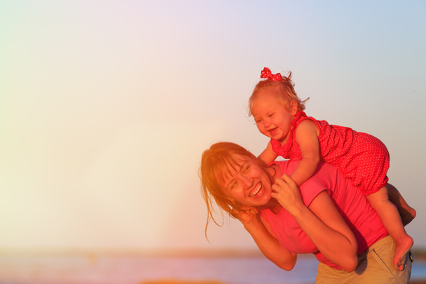 щаслива мати і дочка на морських канікулах
 - Фото, зображення